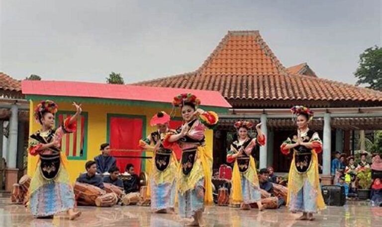 Tempat Menyaksikan Pertunjukan Tari Menawan di Indonesia