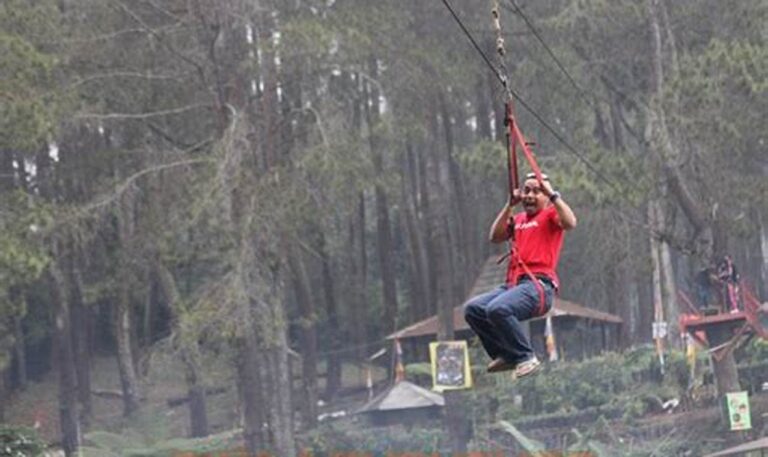 Tempat Flying Fox Seru dan Murah di Cikole Bandung