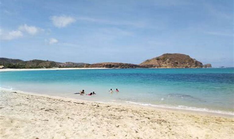 Harga Tiket Masuk Pantai Tanjung Aan Lombok dan Sewa Pelampung Murah!