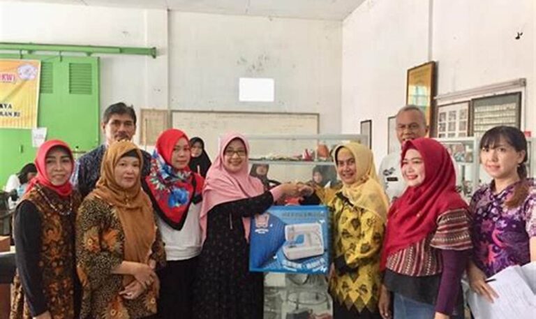 Tempat Kursus Menjahit Kemeja Terbaik di Cirebon, Daftar dan Biayanya!