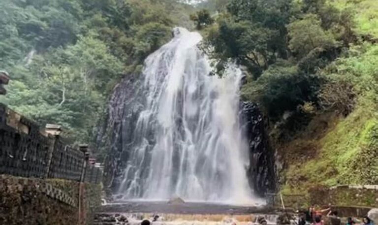 Temukan Surga Berendam di Air Terjun yang Menyegarkan