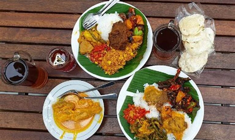 Jelajahi Pesona Kuliner Padang yang Autentik, Rasakan Cita Rasa Rempah yang Memikat