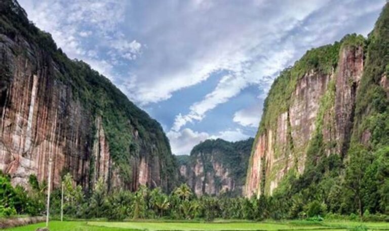 Objek Wisata Alam Sumatera Barat: Pesona Alam yang Mempesona dan Estimasi Biaya yang Harus Disiapkan 1 Objek Wisata Alam Sumatera Barat: Pesona Alam yang Mempesona dan Estimasi Biaya yang Harus Disiapkan