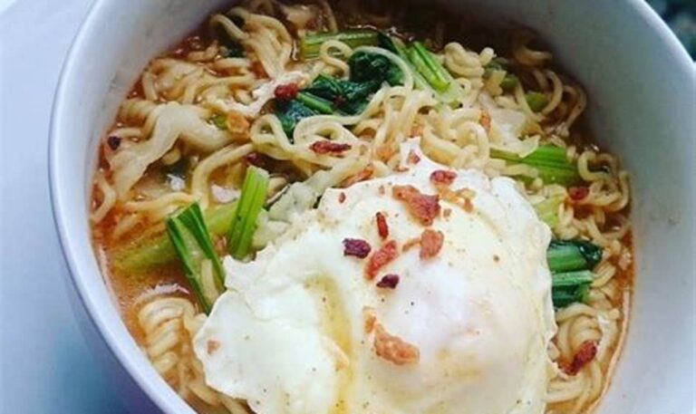 Nikmati Mie Instan Spesial Tambah Telur dan Sayuran yang Menggugah Selera!
