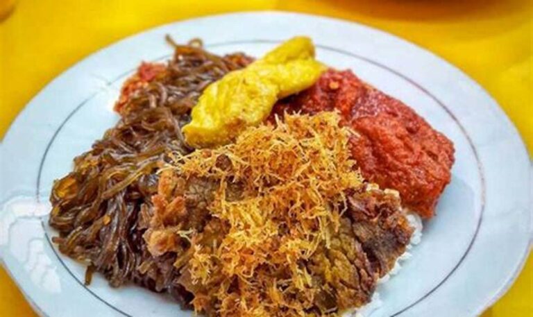 Cicipi Nasi Campur Surabaya yang Legendaris di Warung Terkenal Ini