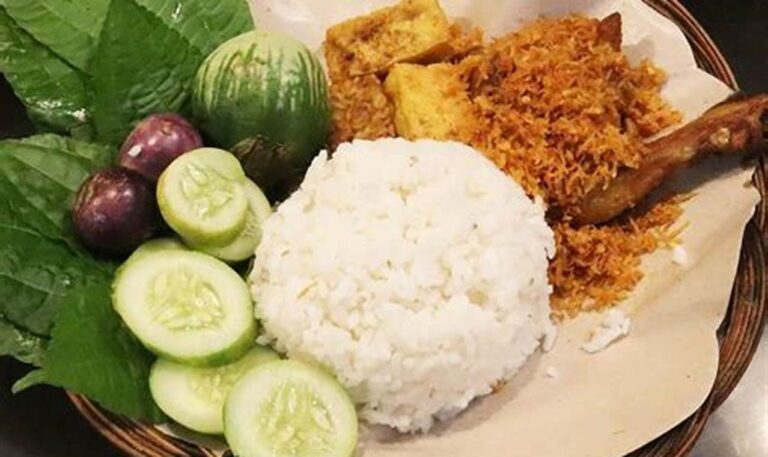 Cicipi Lezatnya Ayam Goreng Bogor yang Bikin Ketagihan