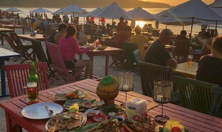 Nikmati Lezatnya Seafood di Tepi Pantai Jimbaran, Bali