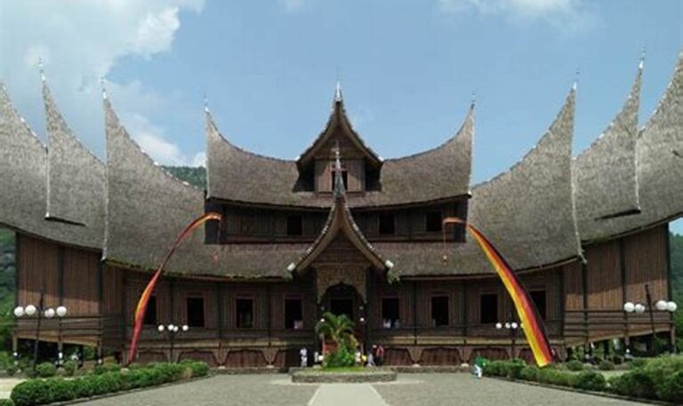 Jelajahi Surga Alam Sumatera Barat: Daftar Tempat Wisata & Harga Tiket Masuk