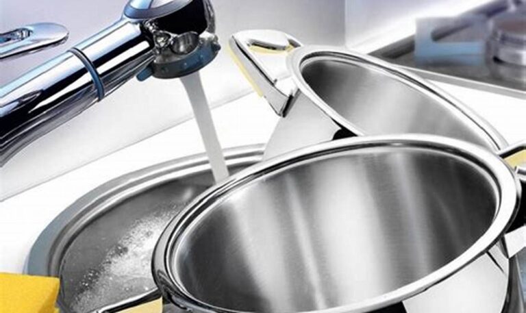 Tips Mudah Bersihkan Perabotan Stainless Steel, Kinclong Kayak Baru!