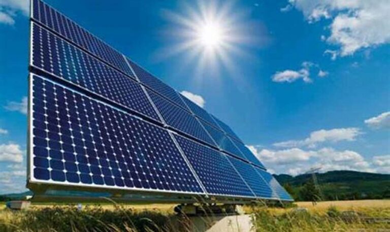Energi Surya: Kunci Pertumbuhan Ekonomi & Lingkungan Hidup