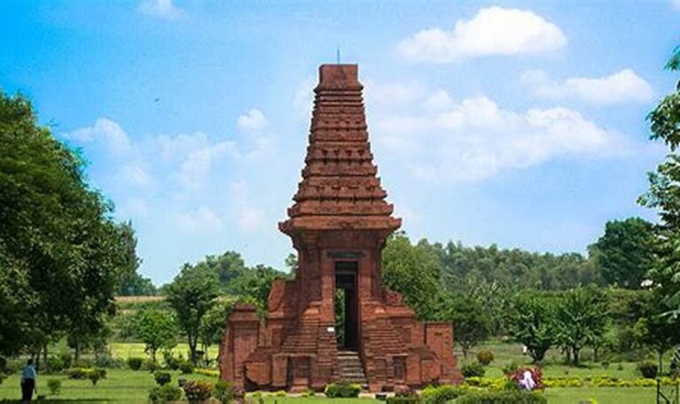 Jelajahi Sejarah Trowulan: Daftar Tempat & Tarif Masuk