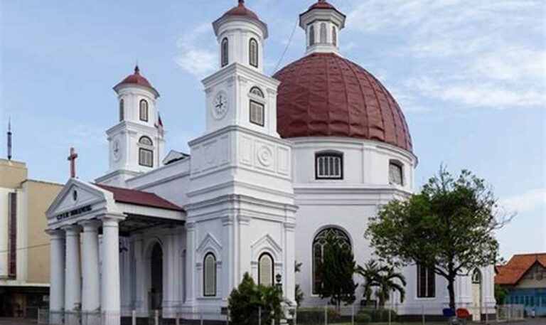 Jelajahi Wisata Religi dan Tebar Kebahagiaan dengan Donasi