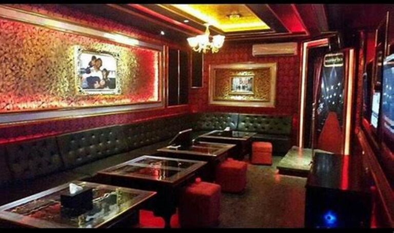 Nikmati Kuliner sambil Berkaraoke, Tempat Makan Paling Seru!