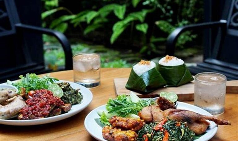 Tempat Makan Enak di Malang, View Pegunungan Menawan!