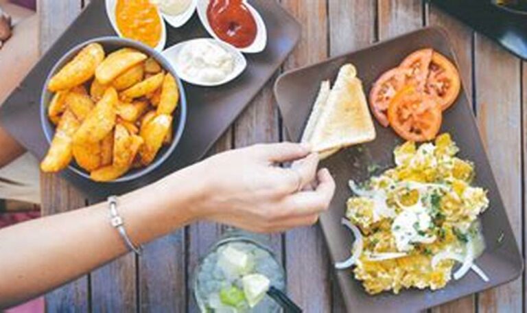 Cari Tempat Makan Siang Bareng Teman yang Asyik? Intip Rekomendasinya di Sini!