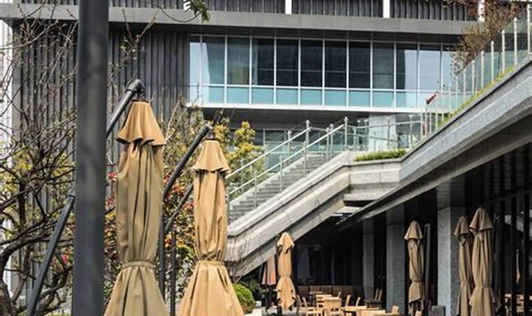 Rekomendasi Resto Hangout Malam Hari Paling Asyik dan Kekinian