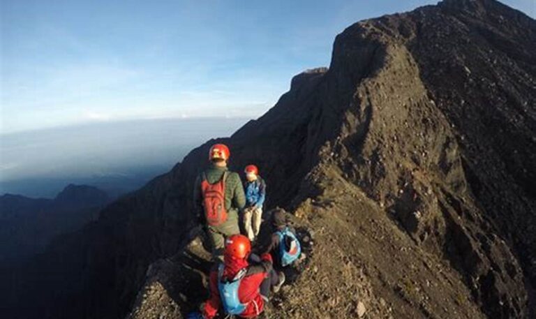 Jelajahi Gunung Raung: Destinasi Hiking Terbaik dan Tarif Pendakiannya