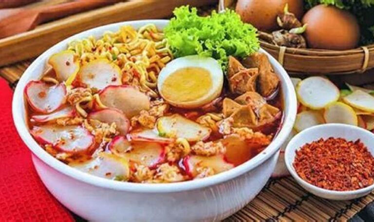 Nikmati Pedasnya Seblak Bandung di Tempat Makan Legendaris