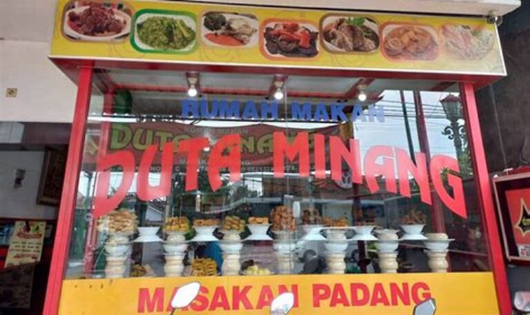 Sensasi Pedas Warung Makan Padang yang Menggoyang Lidah