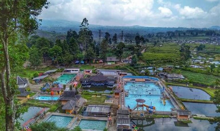 Nikmati Hangatnya Pemandian Air Panas Cibolang!