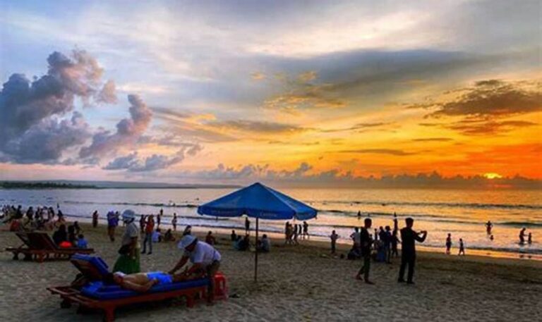 Harga Murah, Masuk ke Pantai Kuta Gak Bikin Kantong Bolong!