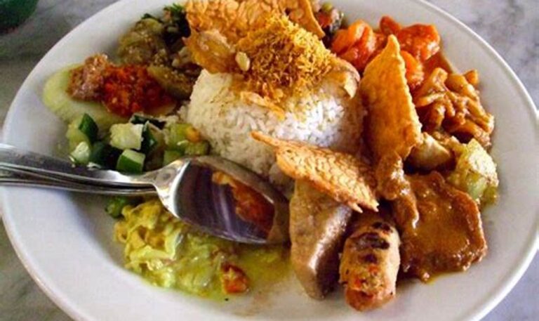 Warung Nasi Campur Terbaik di Padang, Rasanya Bikin Nagih!