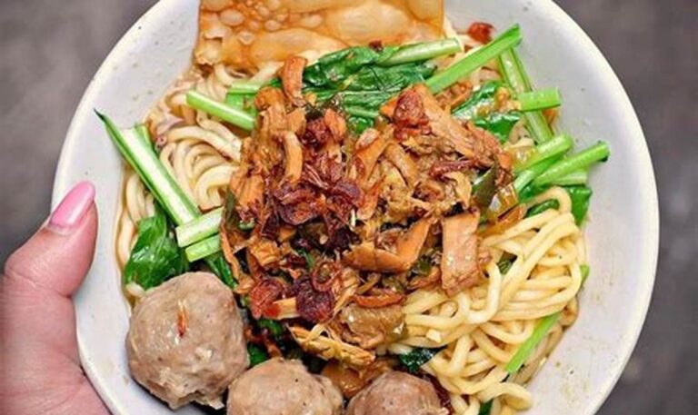 Nikmati Mie Ayam Surabaya yang Menggoyang Lidah!