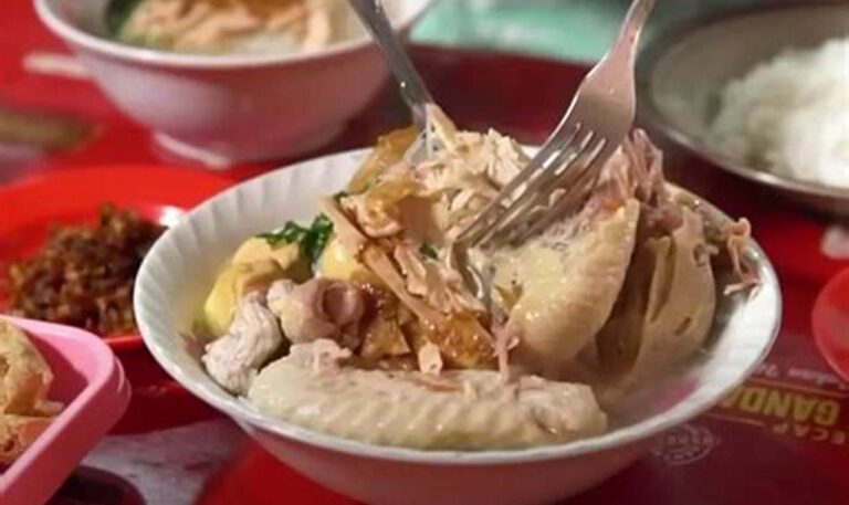 Jelajahi Warung Soto Ayam Legendaris di Solo yang Bikin Lidah Bergoyang