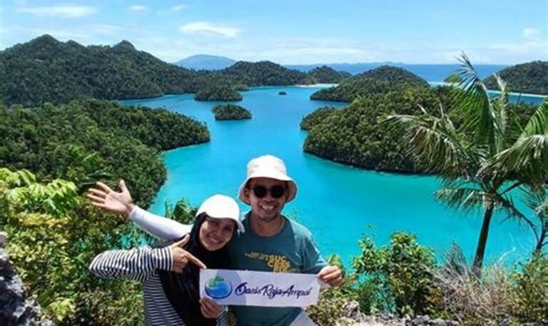 Paket Snorkeling Murah Raja Ampat  Surga Bawah Laut Menantimu!