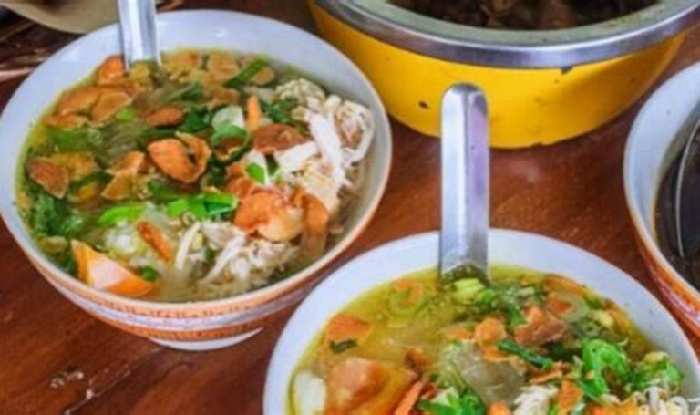Warung Soto Favorit yang Bikin Ketagihan, Wajib Coba!