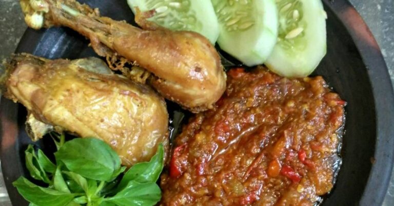 Pedasnya Ayam Goreng Sambal yang Bikin Nagih