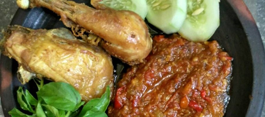 Pedasnya Ayam Goreng Sambal yang Bikin Nagih