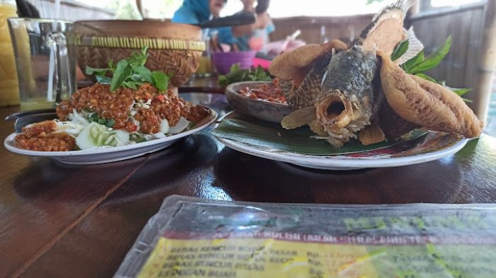 Nikmati Lezatnya Menu Tradisional di Warung Lesehan Terpopuler