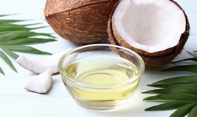 Atasi Ketombe dan Gatal Kulit Kepala dengan Minyak Kelapa: Solusi Alami!