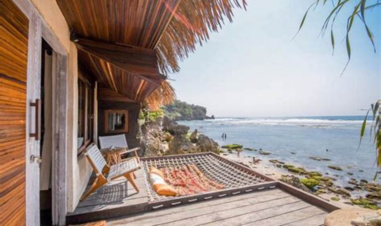Nikmati Pemandangan Laut dari Tebing Uluwatu, Ada Kolam Renang Pribadi!