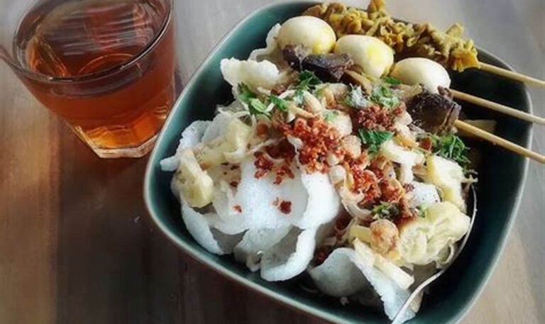 Cicipi Bubur Ayam Legendaris di Surabaya, Rekomendasi Terlezatnya!