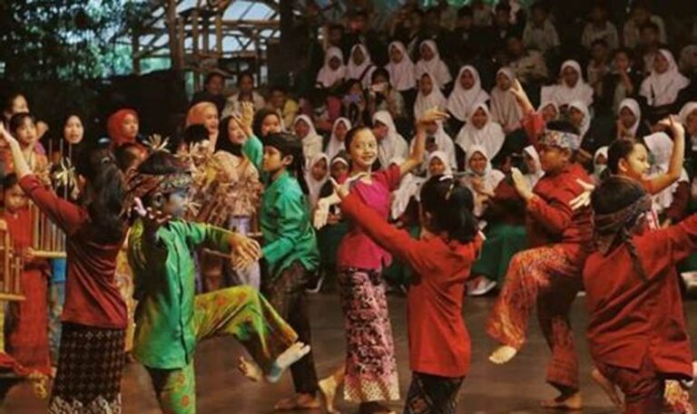 Harga Tiket Masuk Saung Angklung Udjo: Nikmati Pertunjukan Memukau