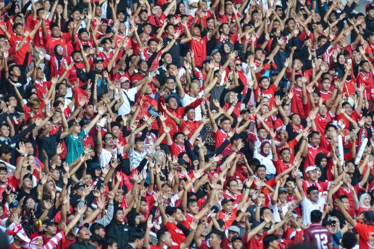 suporter timnas indonesia GBK